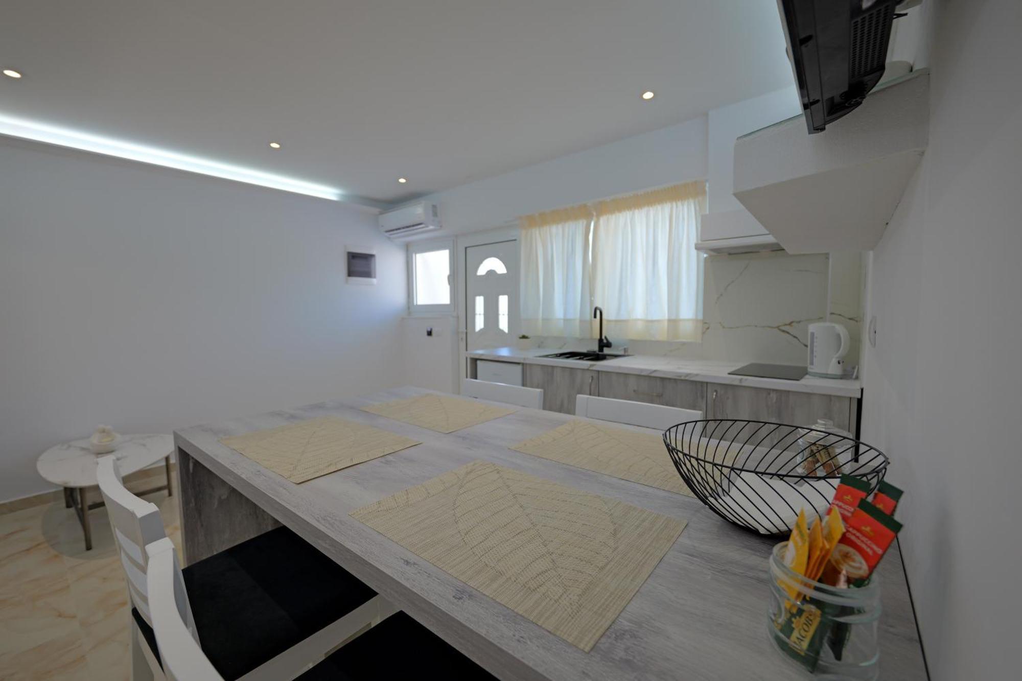 Livia'S Guesthouse Ksamil Exterior photo